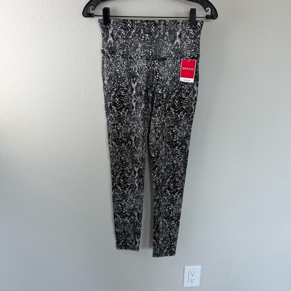 New SPANX Faux Leather Snake Shine Leggings Grey NWT Casual Women’s Medium - Picture 2 of 13